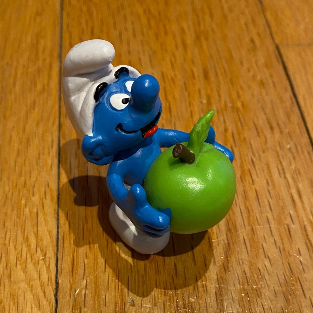 Vintage rare 1983 Smurfs Action Figure with Green Apple
